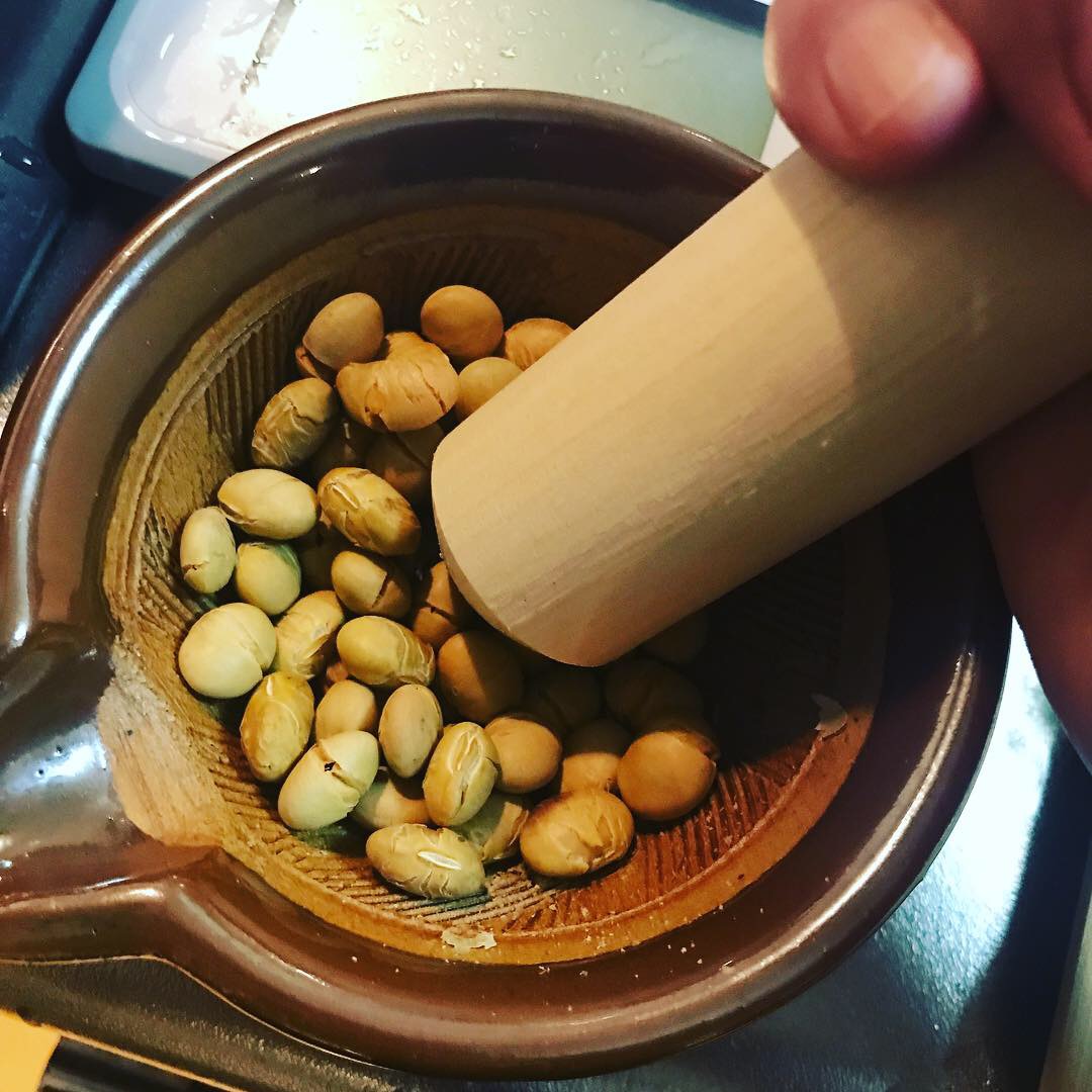 大豆は炒ると香ばしい。それから半分ゴリっと。